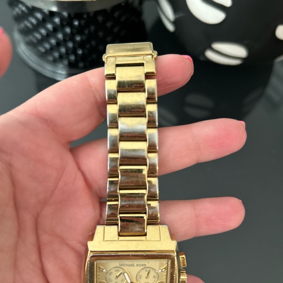 MICHAEL KORS Analog Gold Dial Quartz Watch. Needs battery replacement. - Picture 2 of 5